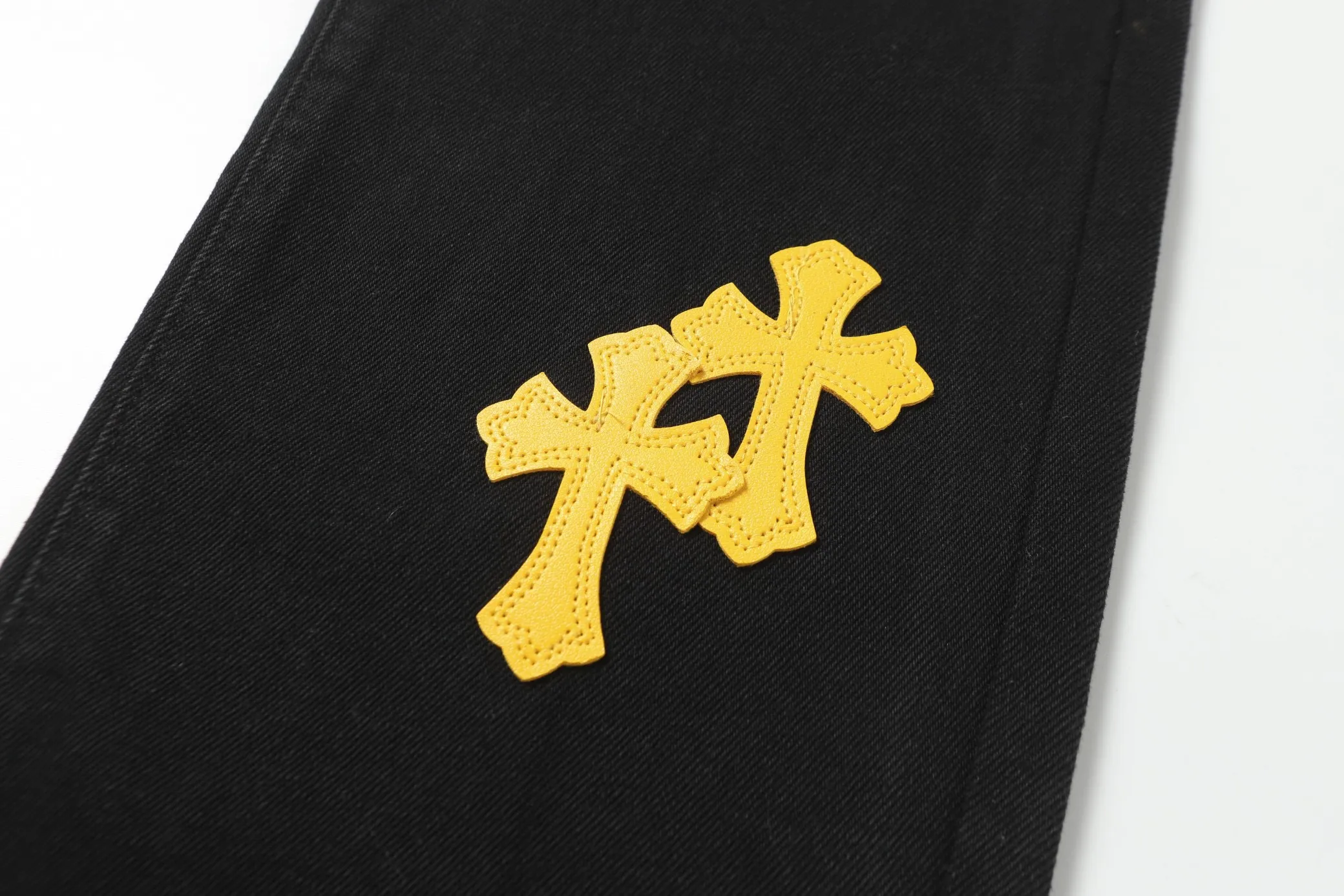 KE982 P230 The only correct leather label version on the market Chrome Hearts CH Miami limited yellow leather jeans Top ceiling quality 100% correct version The correct version is here!  Believe me this must be the best quality you will ever come across! ! Excellent value for money! !  Styles with different washes and textures are very friendly to people with thin legs and thick legs. The straight version is very flattering to the shape of the legs. The moderate length is timeless and easy to match. It is the basis of various styles and a must-have in the wardrobe! ! Add a little stacking to make the atmosphere easy to control. The fabric is stiff but the upper body is soft without losing texture. The sides and cuffs of some styles have a bone-wash effect. It’s really hard not to love it!  ✅Correctly customize the Croxin metal leather label on the back panel. It is definitely not sold directly with the cross on the finished jeans. 1:1 copying strives for excellence and the details are perfectly grasped. ✅The cross leather label is clear and smooth. Exquisite turning top craftsmanship. ✅Buttons, zippers and hardware are all customized versions of the Croxin LOGO. ✅High-cost washing process. Size: 28 30 32 34 36